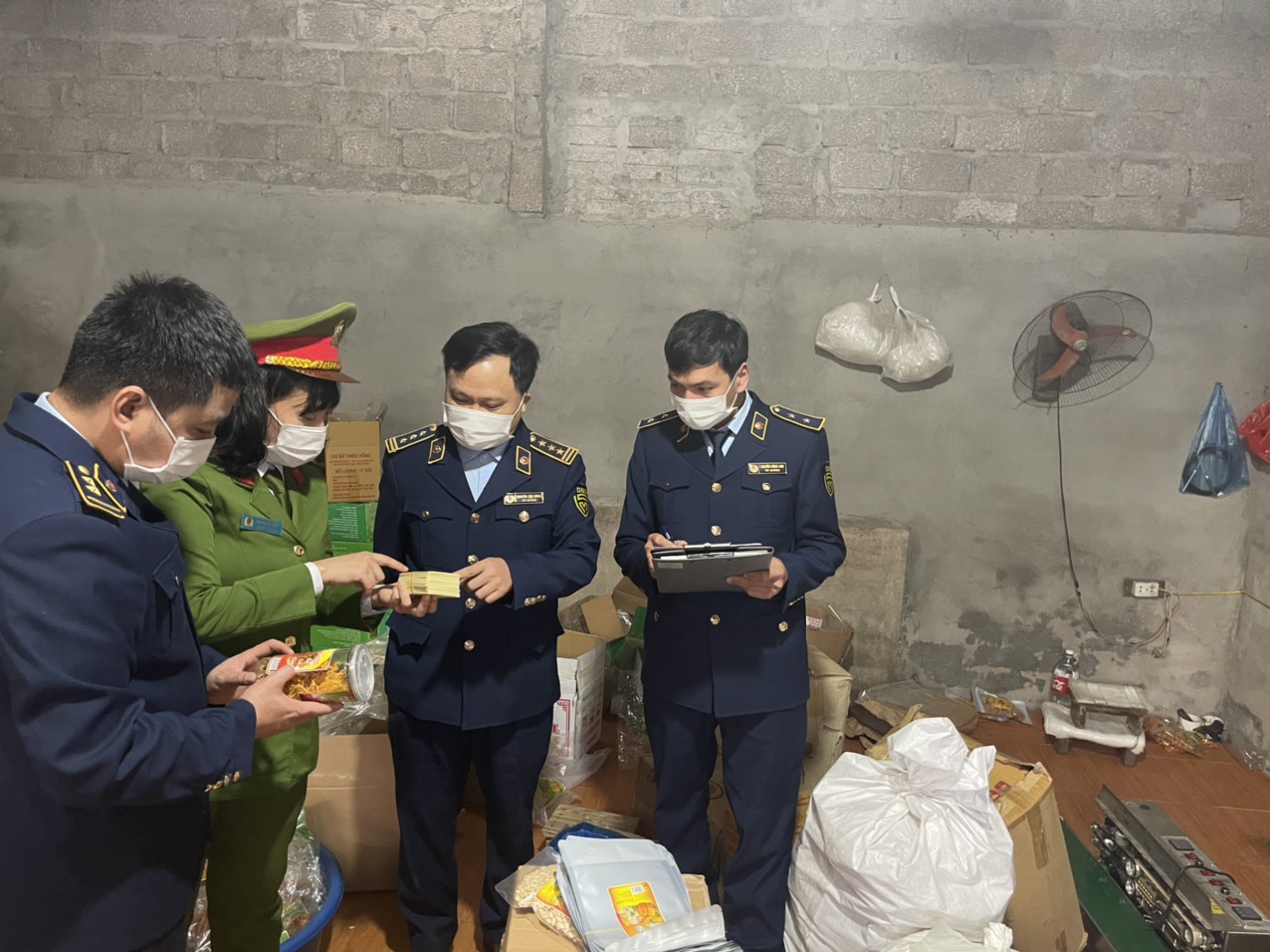 Phát hiện loạt sản phẩm hạt bí, khô gà lá chanh có dấu hiệu giả nhãn, bao bì hàng hóa