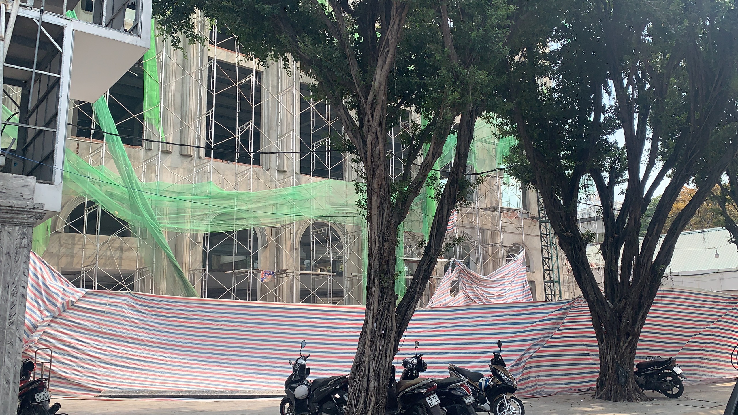 TP.HCM Sập giàn giáo công trình nhà hàng khiến 4 người thương vong