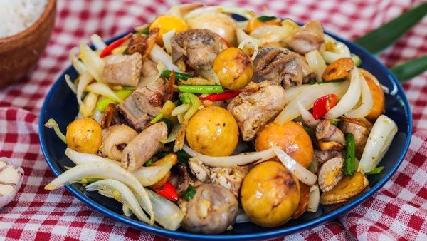 Cách làm lòng gà trứng non xào cháy tỏi