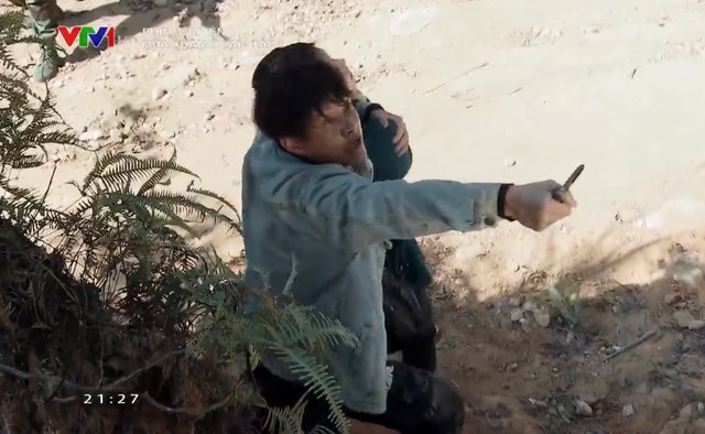 Mùa xuân ở lại - Tập 7 Hòa bị kẻ tội phạm bắt làm con tin