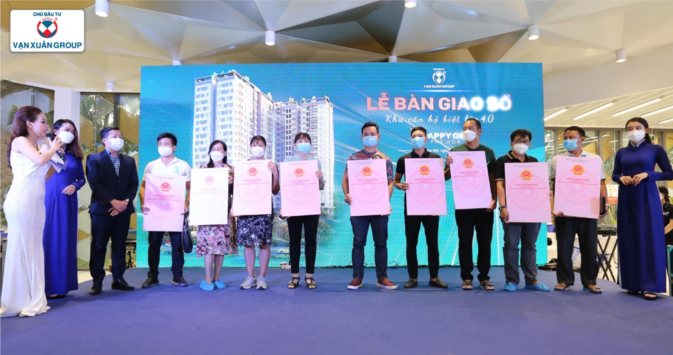 Vạn Xuân Group bàn giao sổ hồng đợt 1 cho cư dân Happy One - Phú Hòa 