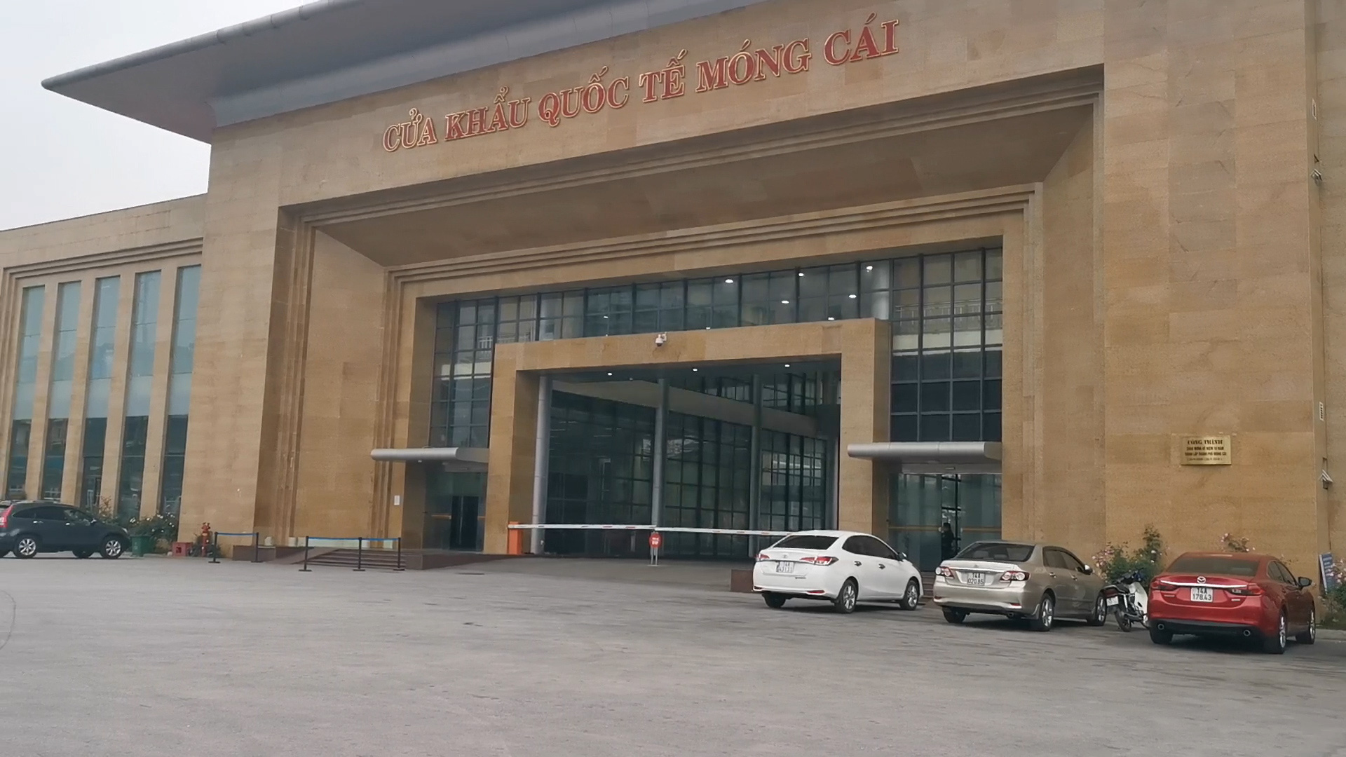 Trung Quốc lại dừng thông quan ở cửa khẩu Móng Cái vì có tài xế nghi nhiễm Covid-19