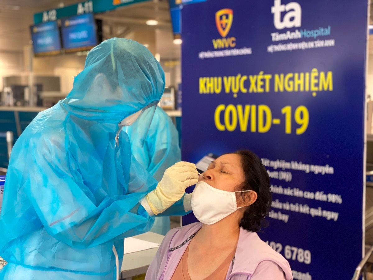 Thu phí xét nghiệm nhanh COVID-19 tại sân bay theo hai phương án