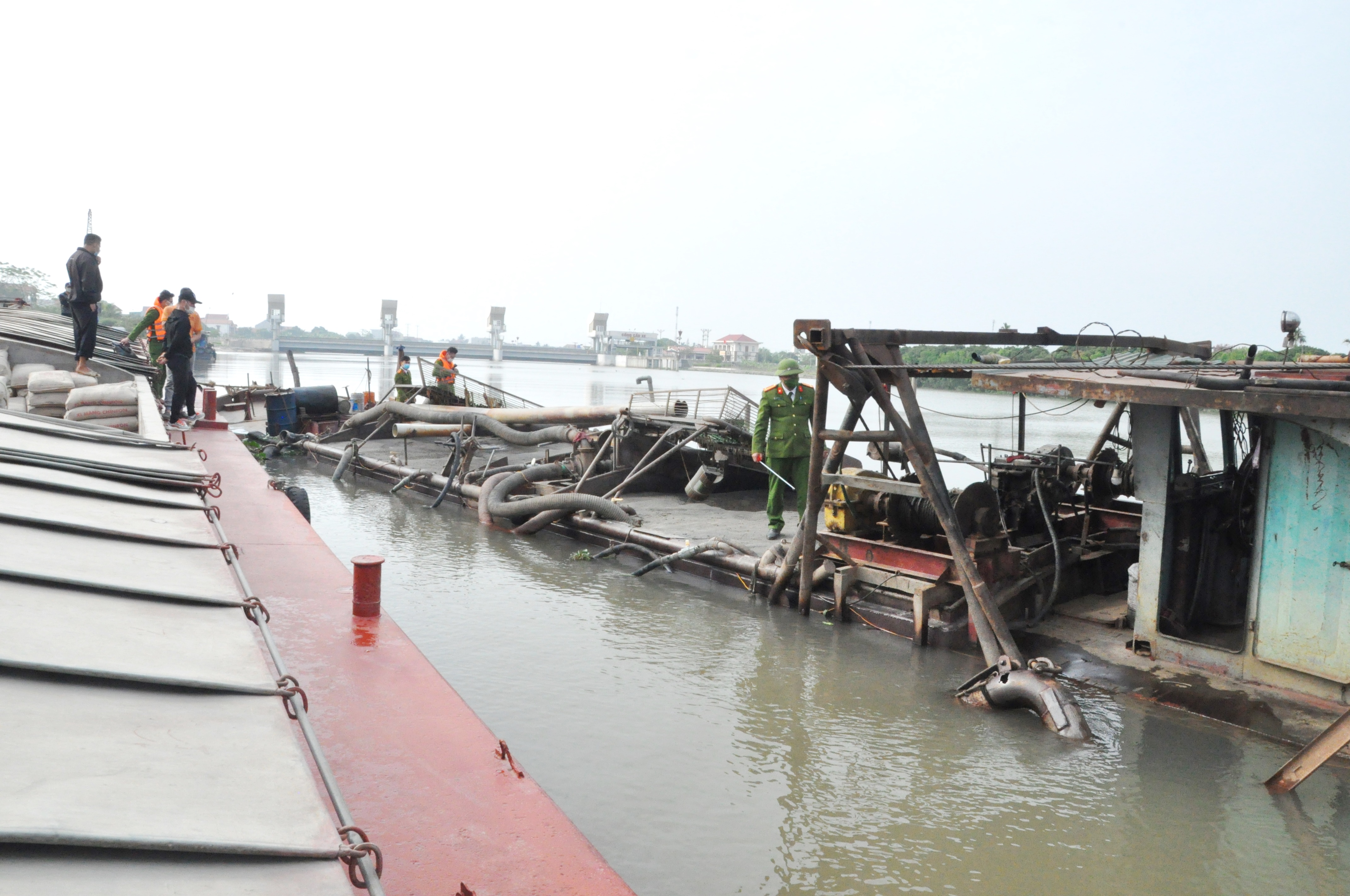 Hải Dương Bắt giữ tàu khai thác cát trái phép trên sông Thái Bình