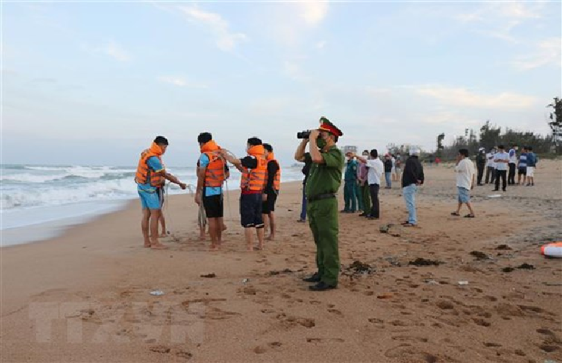 Đi tắm biển, hai học sinh ở Phú Yên bị sóng biển cuốn trôi mất tích