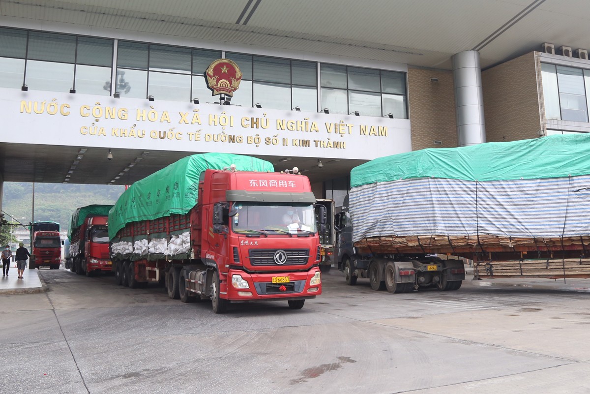 Lào Cai tạm dừng tiếp nhận xe chở trái cây xuất khẩu qua cửa khẩu Kim Thành