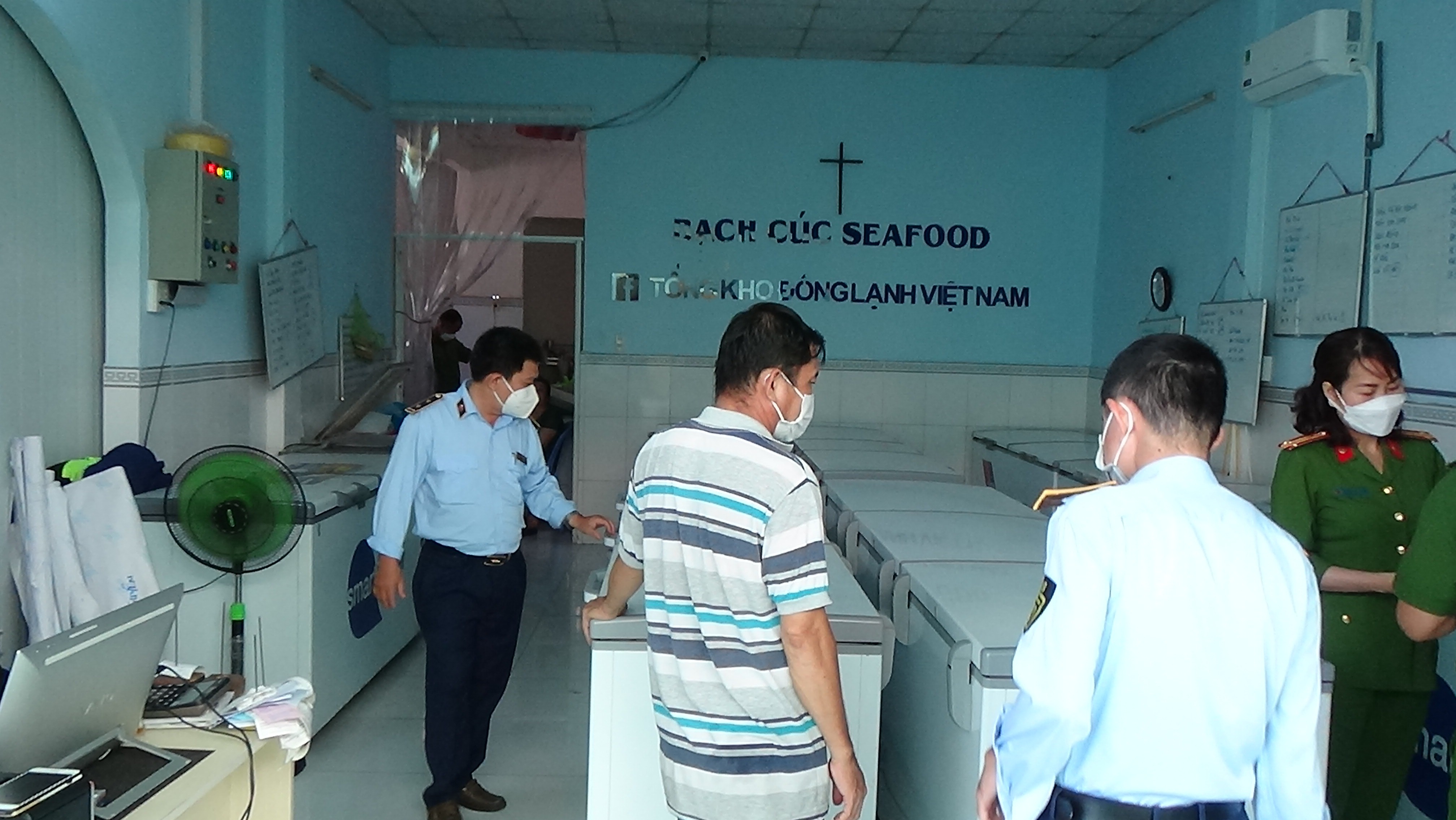 Phát hiện hơn 700 kg sản phẩm thực phẩm lợn, cua, gà vi phạm nhãn hàng hóa