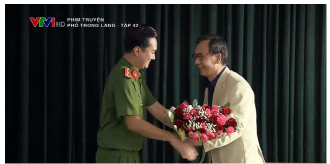 Phố trong làng - Tập 42 Nam thay mặt đồng đội tặng hoa cảm ơn ông Quyền