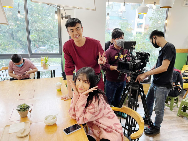 Ảnh hậu trường của dàn diễn viên Anh có phải đàn ông không