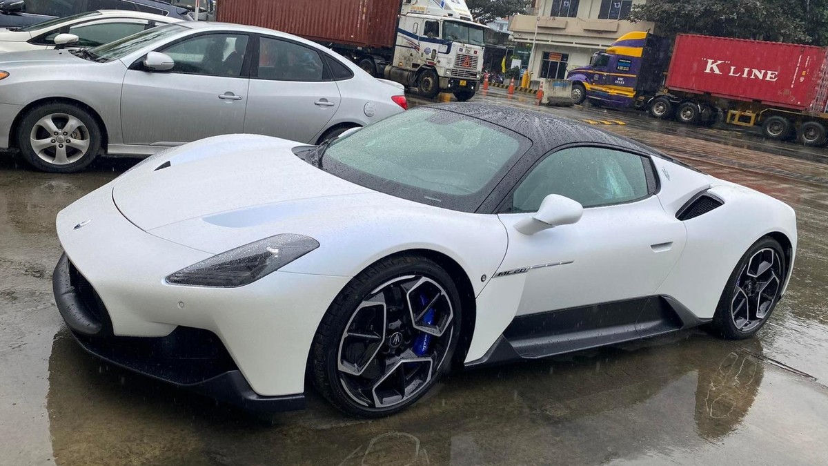 Thêm một siêu xe Maserati MC20 cập bến Việt Nam