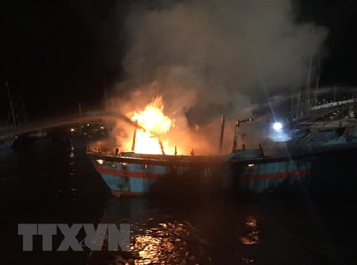 3 tàu cá ở Bình Định bất ngờ bốc cháy khi neo đậu ở bến tàu