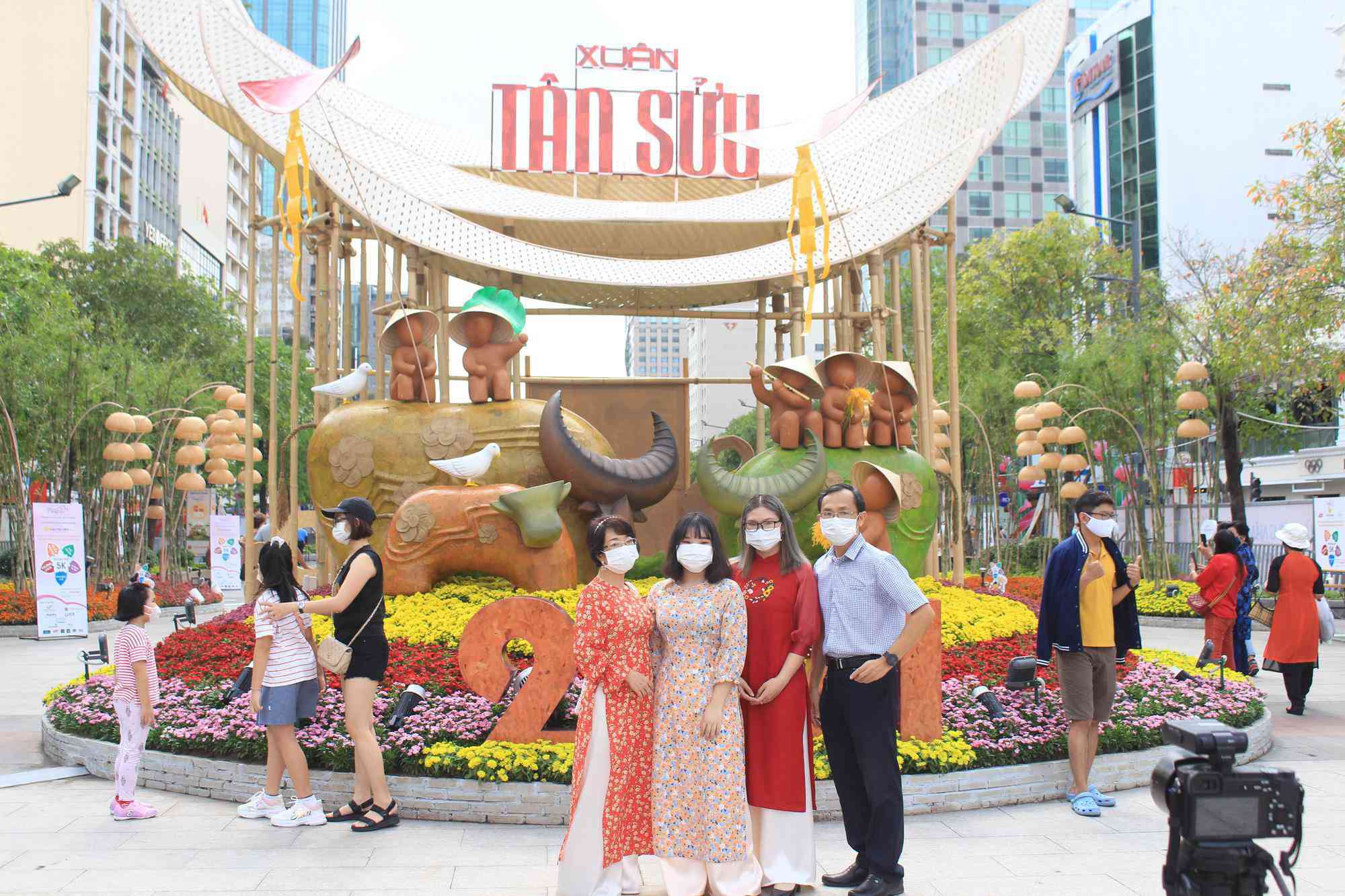 TP.HCM Khách đến chụp ảnh tại đường hoa Nguyễn Huệ không được tháo khẩu trang