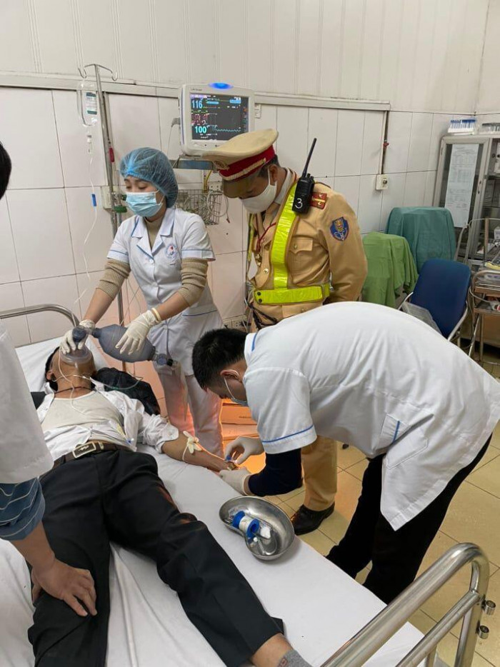 Lái xe ngất xỉu trên cao tốc Pháp Vân - Cầu Giẽ được cấp cứu kịp thời