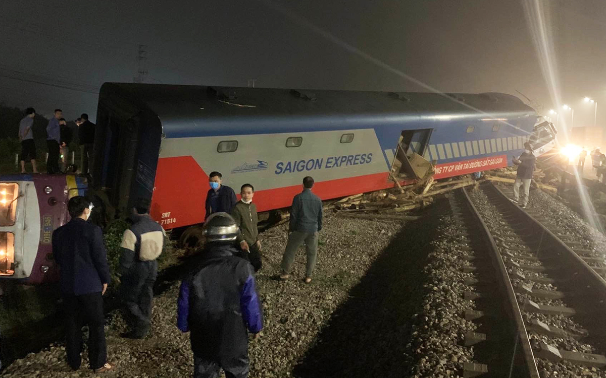 Tàu khách Bắc-Nam bị trật bánh 2 toa khi va chạm xe tải chở gỗ
