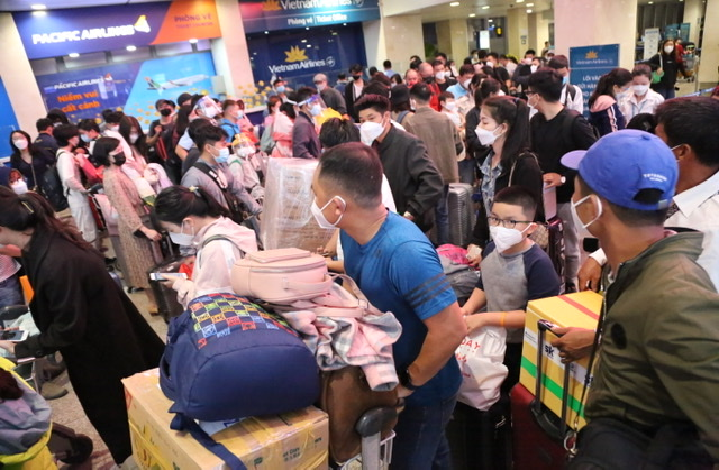 Chùm ảnh Hành khách chen chúc tại sân bay Tân Sơn Nhất vì bị delay