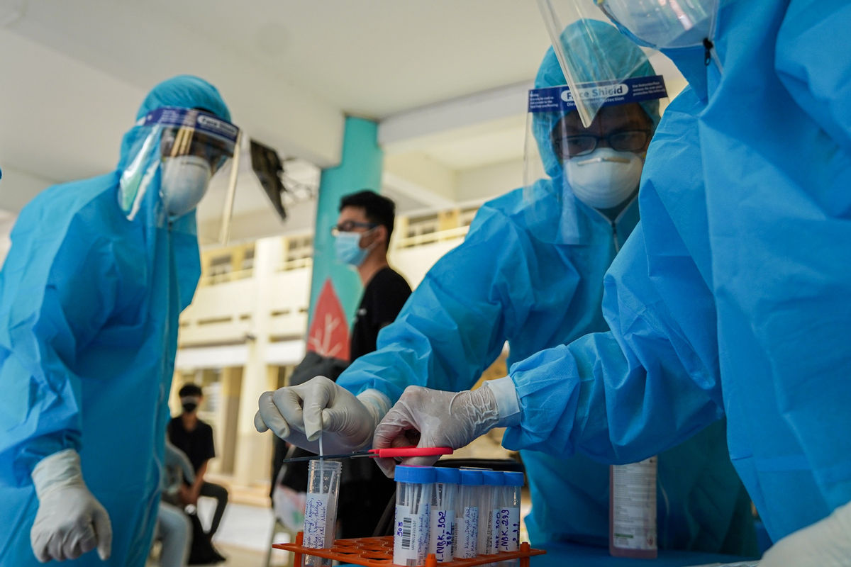 Sáng 301, chỉ còn 658 bệnh nhân nặng đang thở máy và ECMO