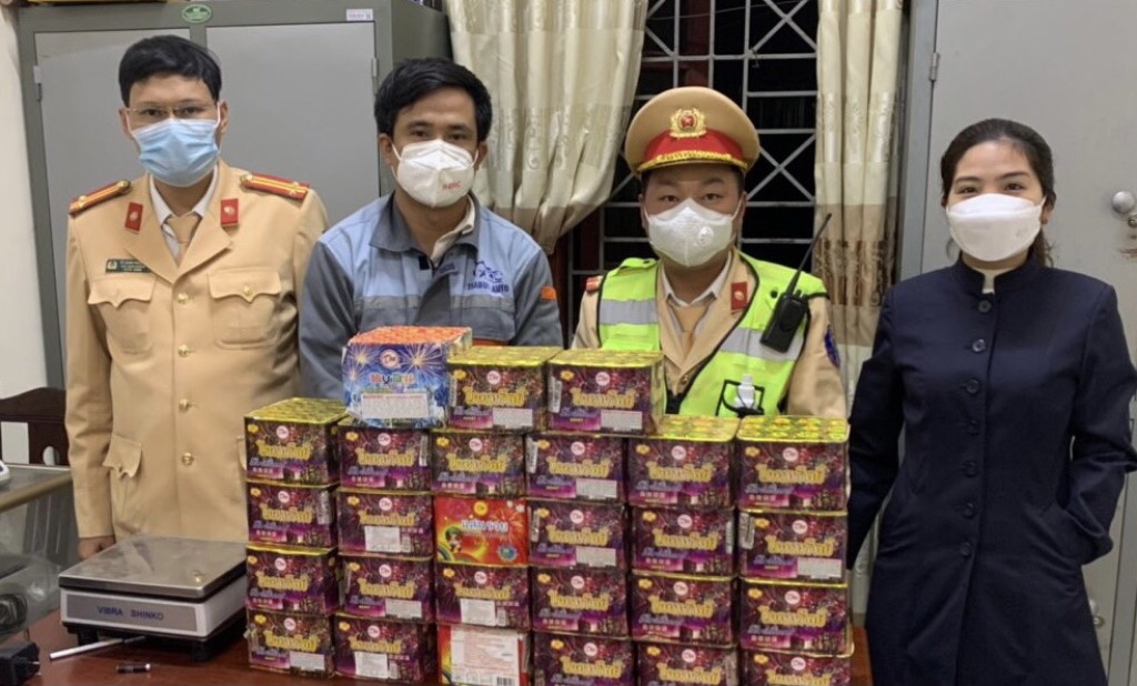 Nghệ An Bắt đối tượng vận chuyển trái phép hơn 35kg pháo hoa nổ trên quốc lộ 1A