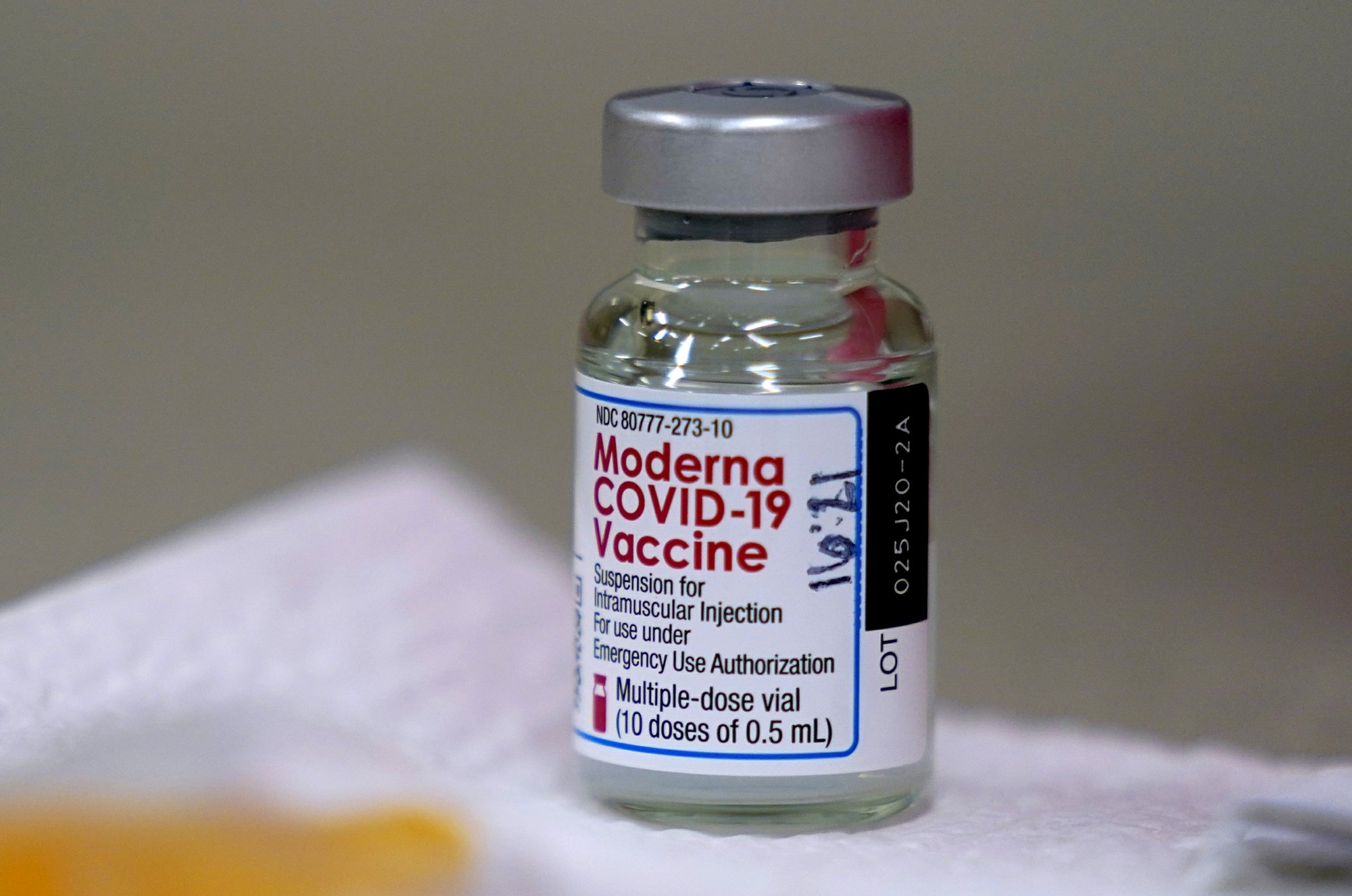 Mỹ phê duyệt hoàn toàn vaccine phòng COVID-19 của Moderna