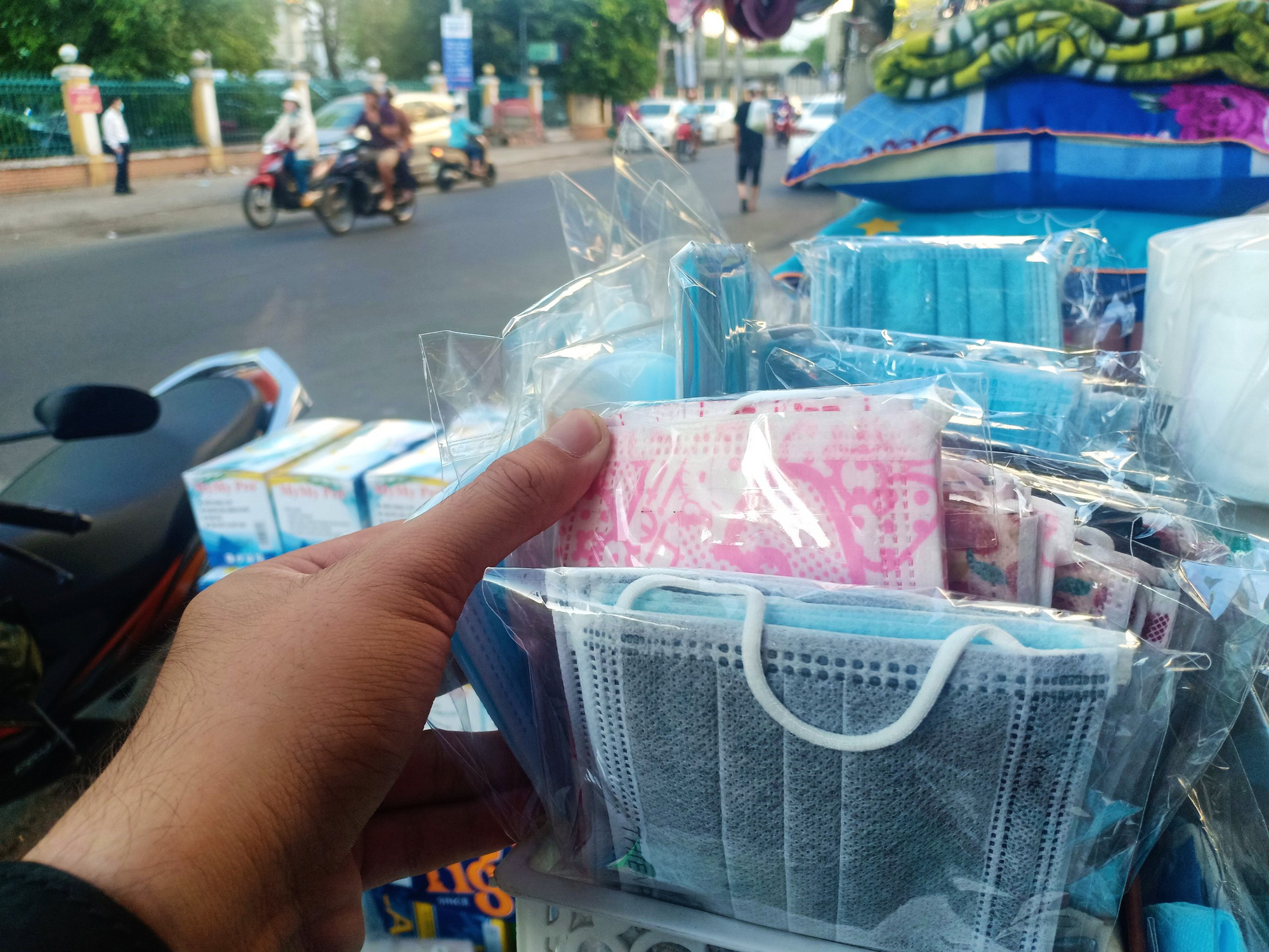 Từ 1532022, tạm ngừng kinh doanh tạm nhập, tái xuất khẩu trang y tế