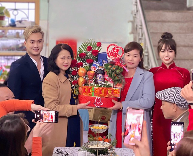 Diễn viên Anh Tuấn Phố trong làng bất ngờ tổ chức đám hỏi với bạn gái kém 11 tuổi