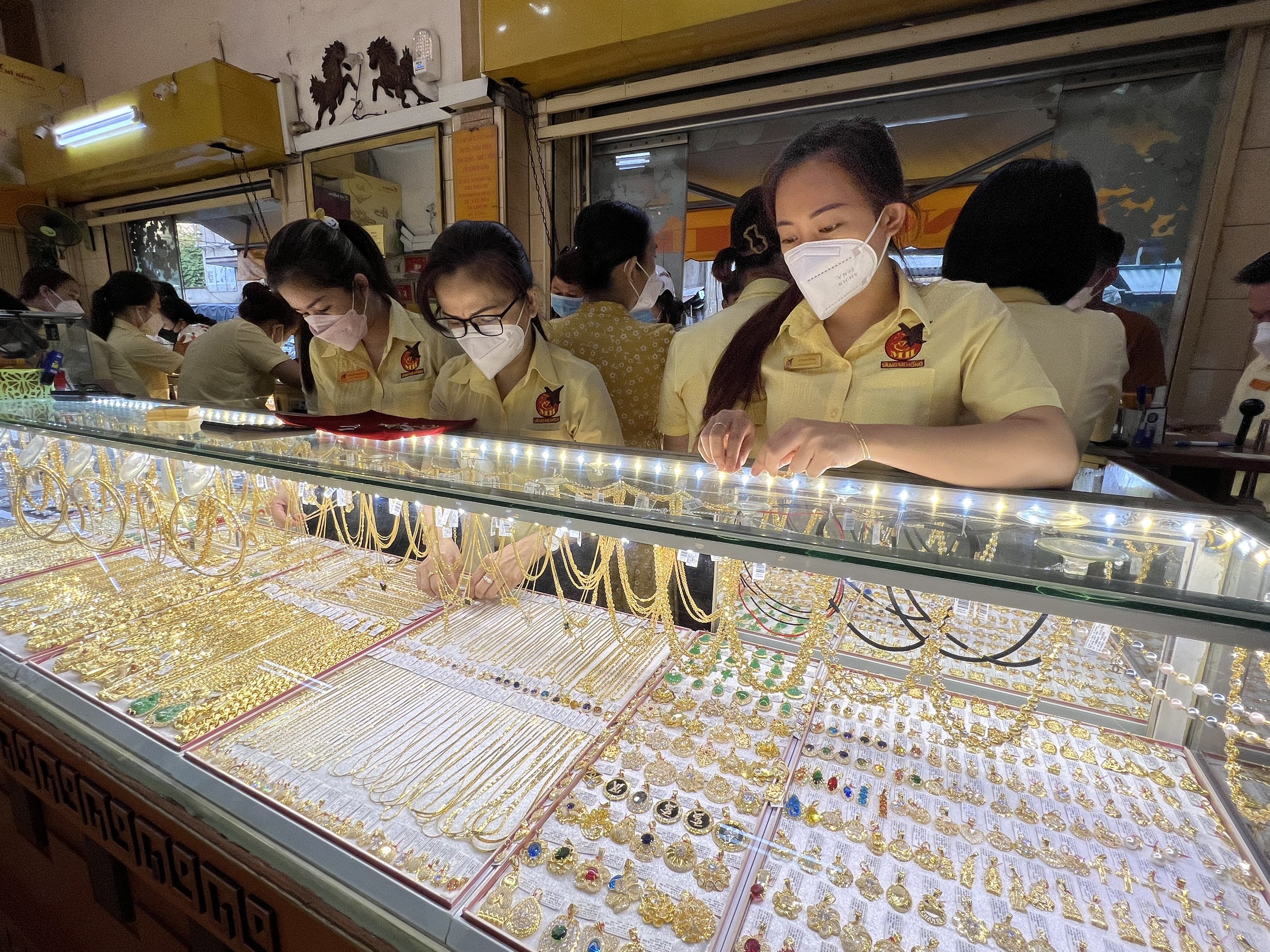 TP.HCM Mặc giá vàng cao ngất ngưỡng, khách hàng vẫn chen nhau mua vàng ngày vía Thần Tài 
