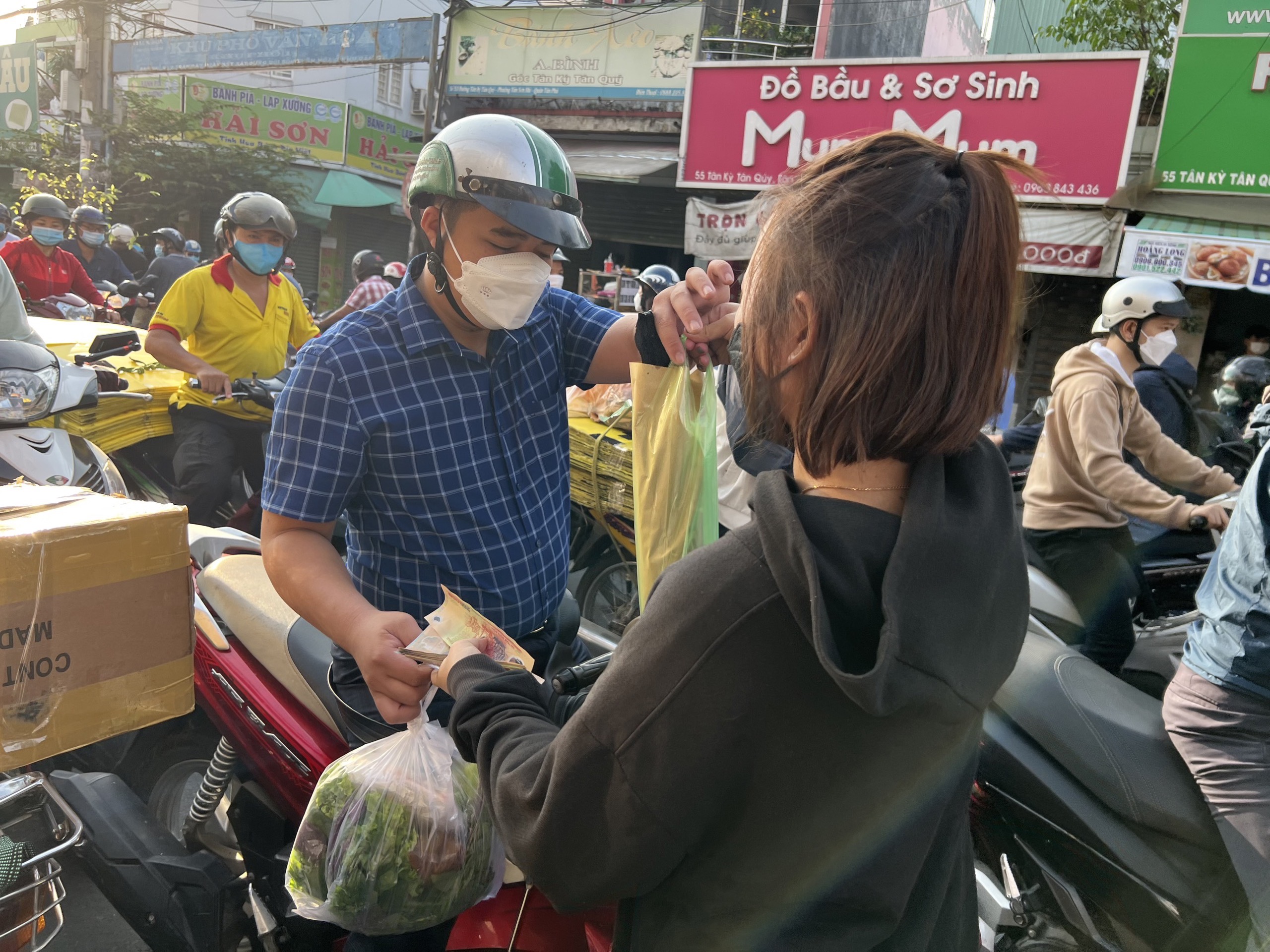 TP.HCM Các tiệm cá lóc nướng đông nghẹt khách ngày vía Thần Tài
