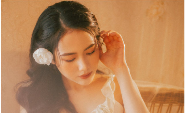 Việt Hoa - vai Lệ phim Anh có phải đàn ông không hóa thiếu nữ mong manh, gợi cảm