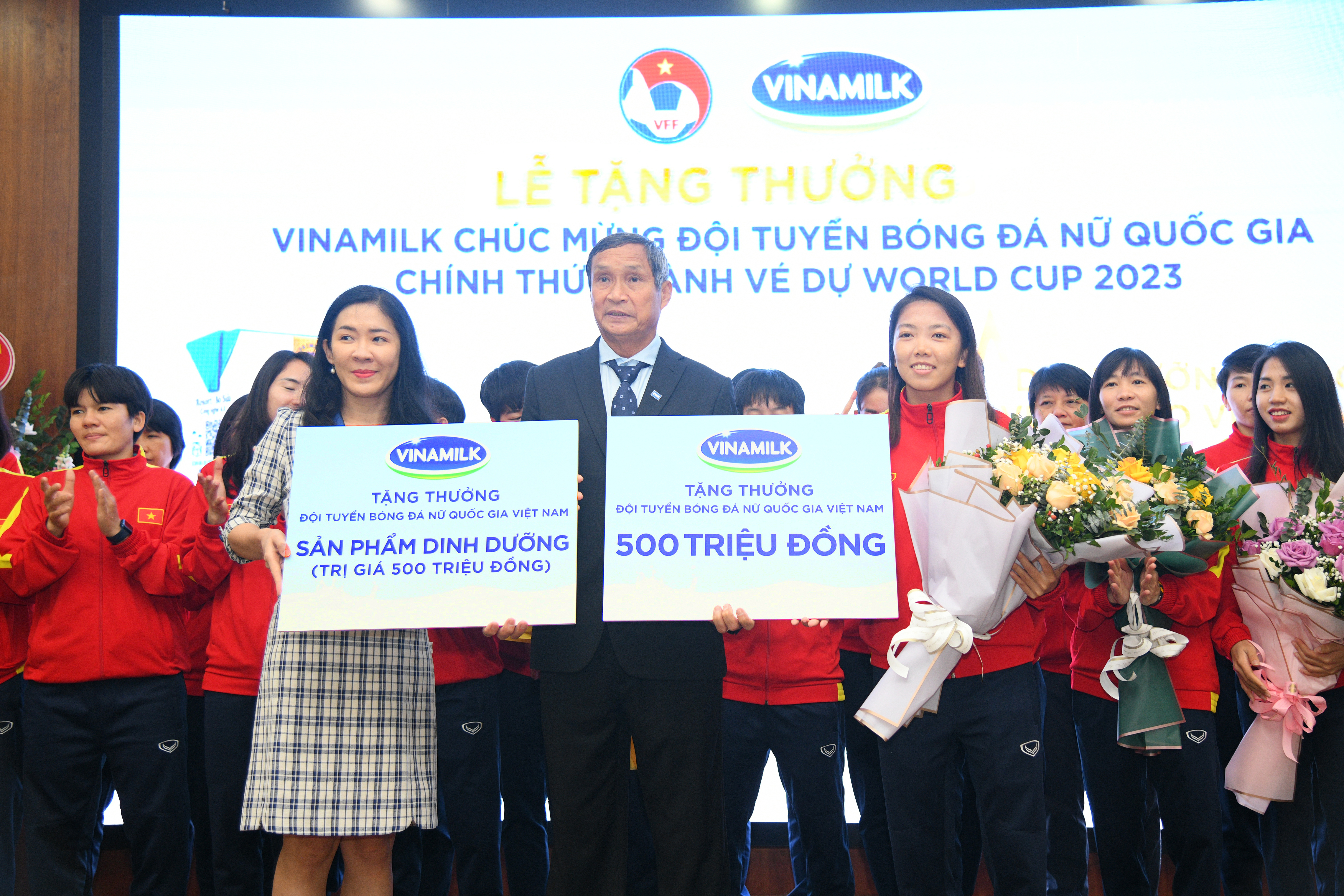 Vinamilk trao thưởng 500 triệu đồng và 2 năm sử dụng sản phẩm dinh dưỡng cho đội tuyển bóng đá nữ