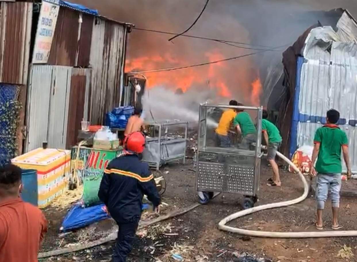 Bình Dương Cháy lớn tại một xưởng vải vụn rộng hàng ngàn mét  