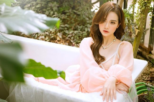 Thương ngày nắng về Huyền Lizzie hóa nàng thơ mùa Xuân trong bộ ảnh mới