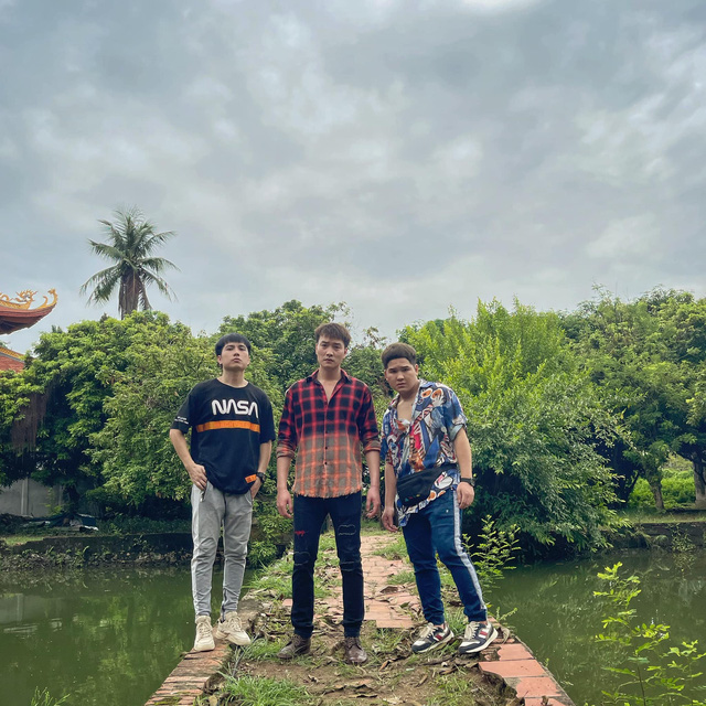 Ảnh hậu trường hài hước của dàn diễn viên phim Lối về miền hoa