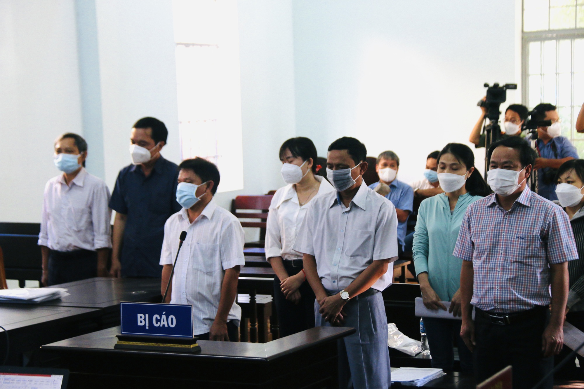 Xét xử 10 bị cáo là nguyên lãnh đạo văn phòng đăng ký đất đai, Chi cục Thuế Phan Thiết