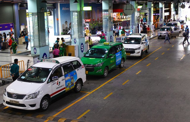 Mở làn xe mới cho taxi đón khách ở sân bay Tân Sơn Nhất