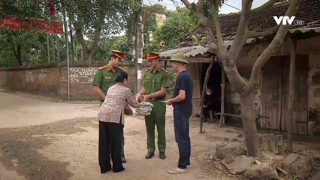 Phố trong làng khép lại bằng hình ảnh đẹp của các chiến sĩ công an và người dân xã Tân Xuân