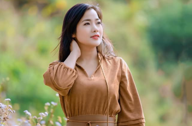 Vẻ đẹp dịu dàng của Đàm Hằng - chị Hoa trong Lối về miền hoa