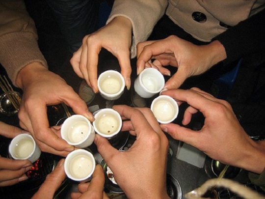 Bị hôn mê sâu, nguy kịch sau khi uống rượu mua ở hàng tạp hóa