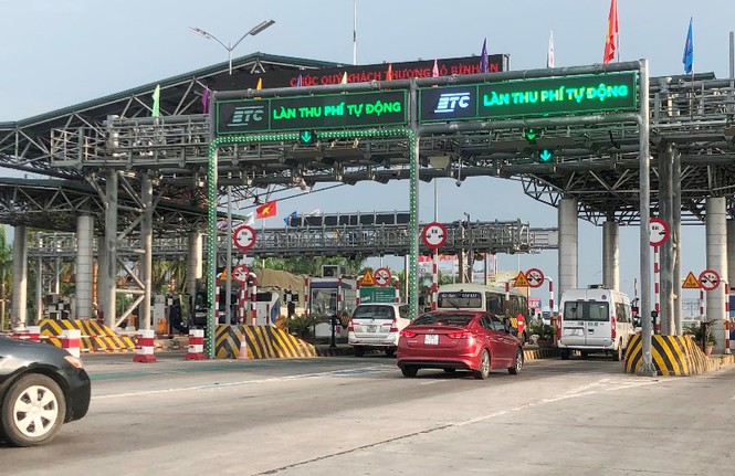 Thủ tướng Yêu cầu đẩy nhanh tiến độ dán thẻ định danh ô tô, sớm bỏ thu phí thủ công