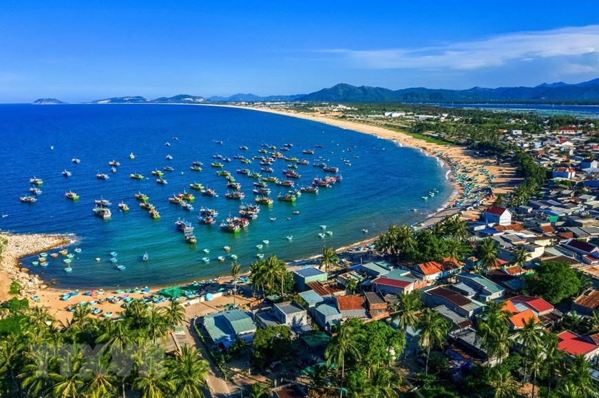 Bờ biển Phú Yên đẹp với những bức ảnh tuyệt đẹp đầy màu sắc và sức sống. Hãy cùng ngắm nhìn và tìm hiểu thêm về vùng đất đầy dấu ấn văn hóa cổ truyền của Việt Nam.