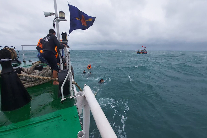 Cứu thành công 9 ngư dân bị chìm tàu trên đảo Lý Sơn