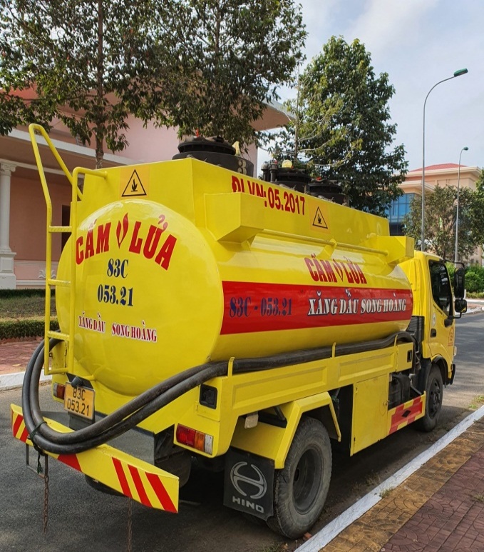 Phát hiện 2 xe bồn chở 12.000 lít xăng không rõ nguồn gốc