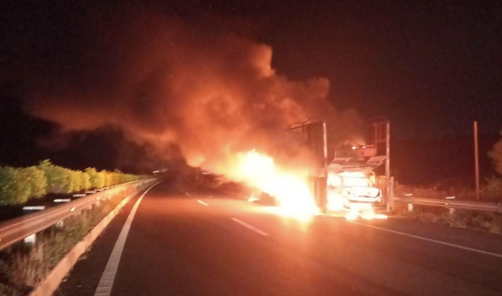 Xe đầu kéo bốc cháy trên cao tốc TP Hồ Chí Minh - Long Thành - Dầu Giây trong đêm