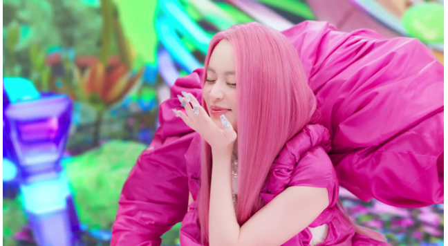 Hoàng Thùy Linh nhận nút vàng YouTube sau khi ra mắt ca khúc See tình