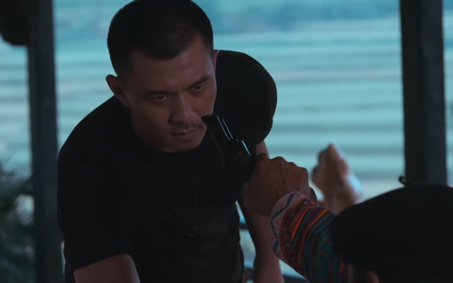 Preview Bão ngầm tập 6 Ông trùm A Chư dí súng vào mặt Hùng nhọ