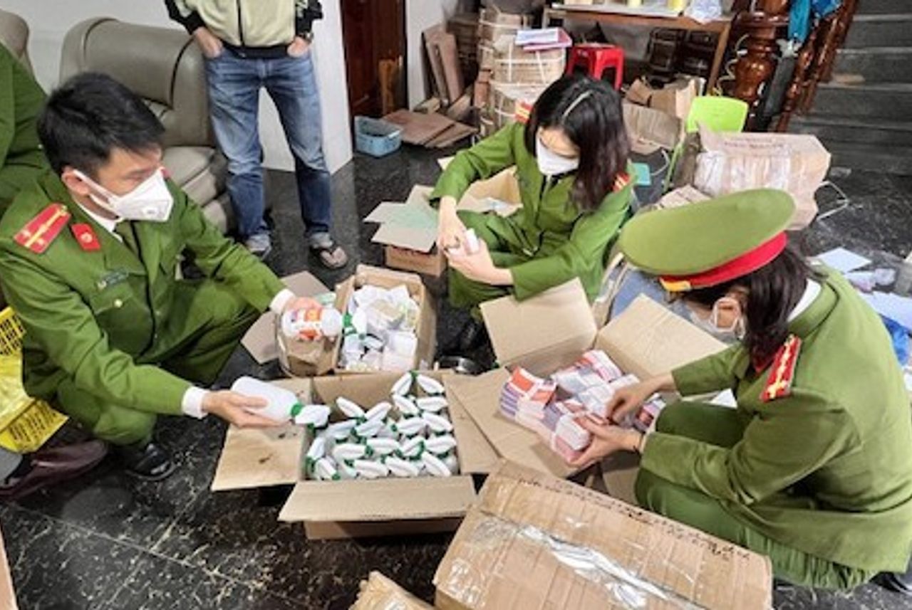 Nghệ An Phát hiện cơ sở sản xuất hàng ngàn chai xịt khuẩn, dầu gió Tuệ Linh giả