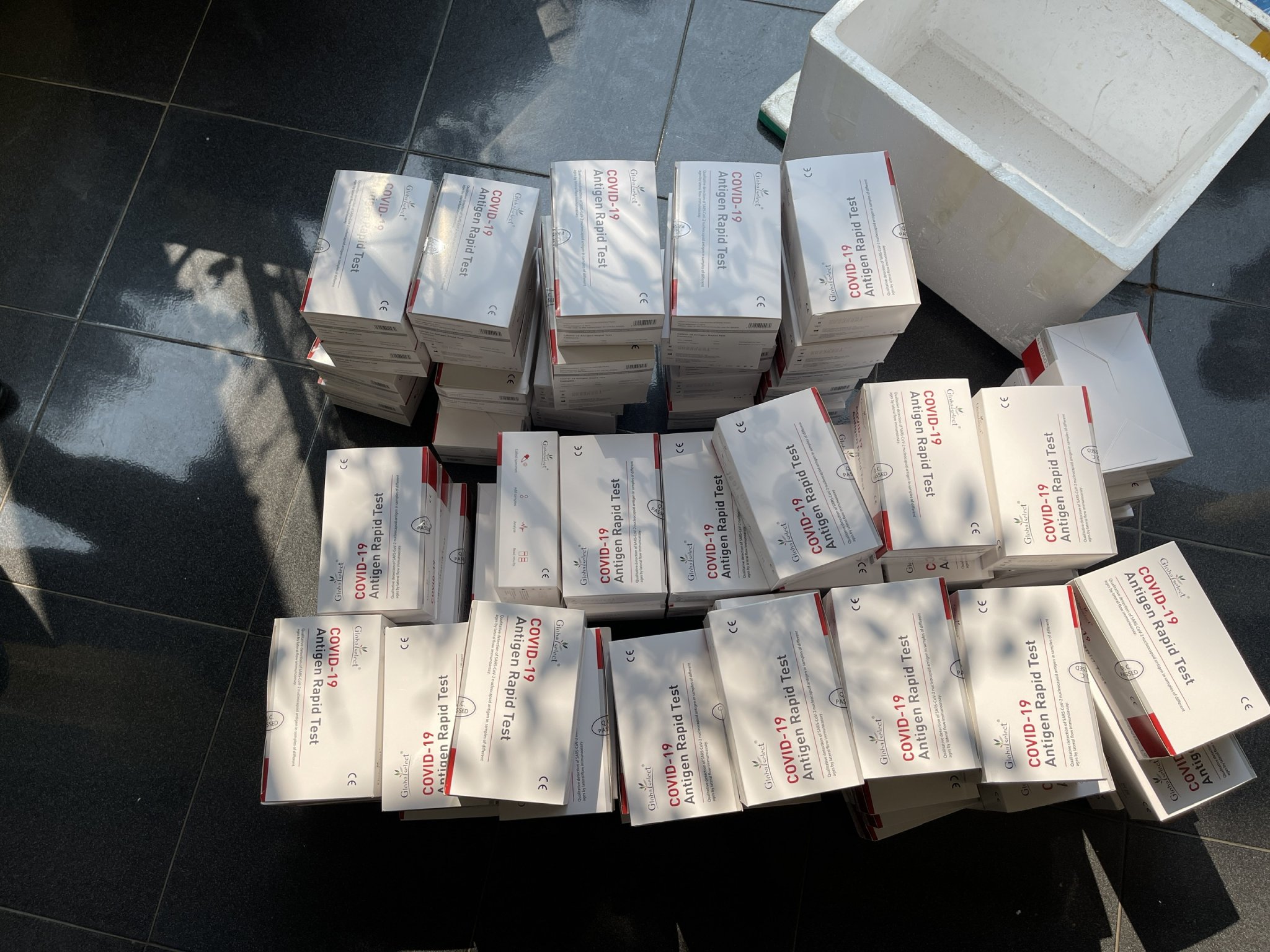 Nhu cầu cao, nóng thị trường kit test Covid-19 nhập lậu