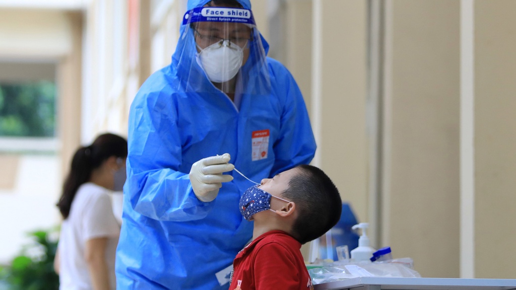 Hiểu rõ về bệnh Covid-19 ở trẻ em để bình tĩnh chăm sóc trẻ tại nhà