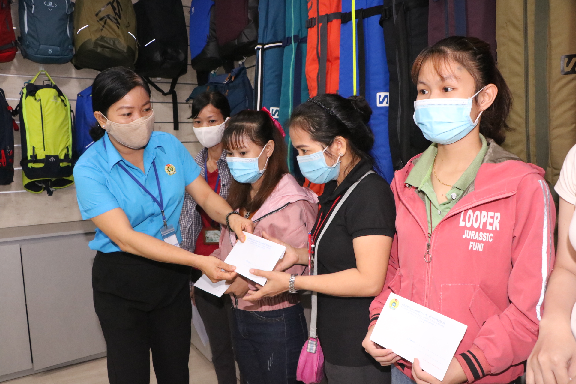 TP.HCM Yêu cầu kiểm điểm trách nhiệm cá nhân do chậm công khai đối tượng nhận tiền hỗ trợ dịch