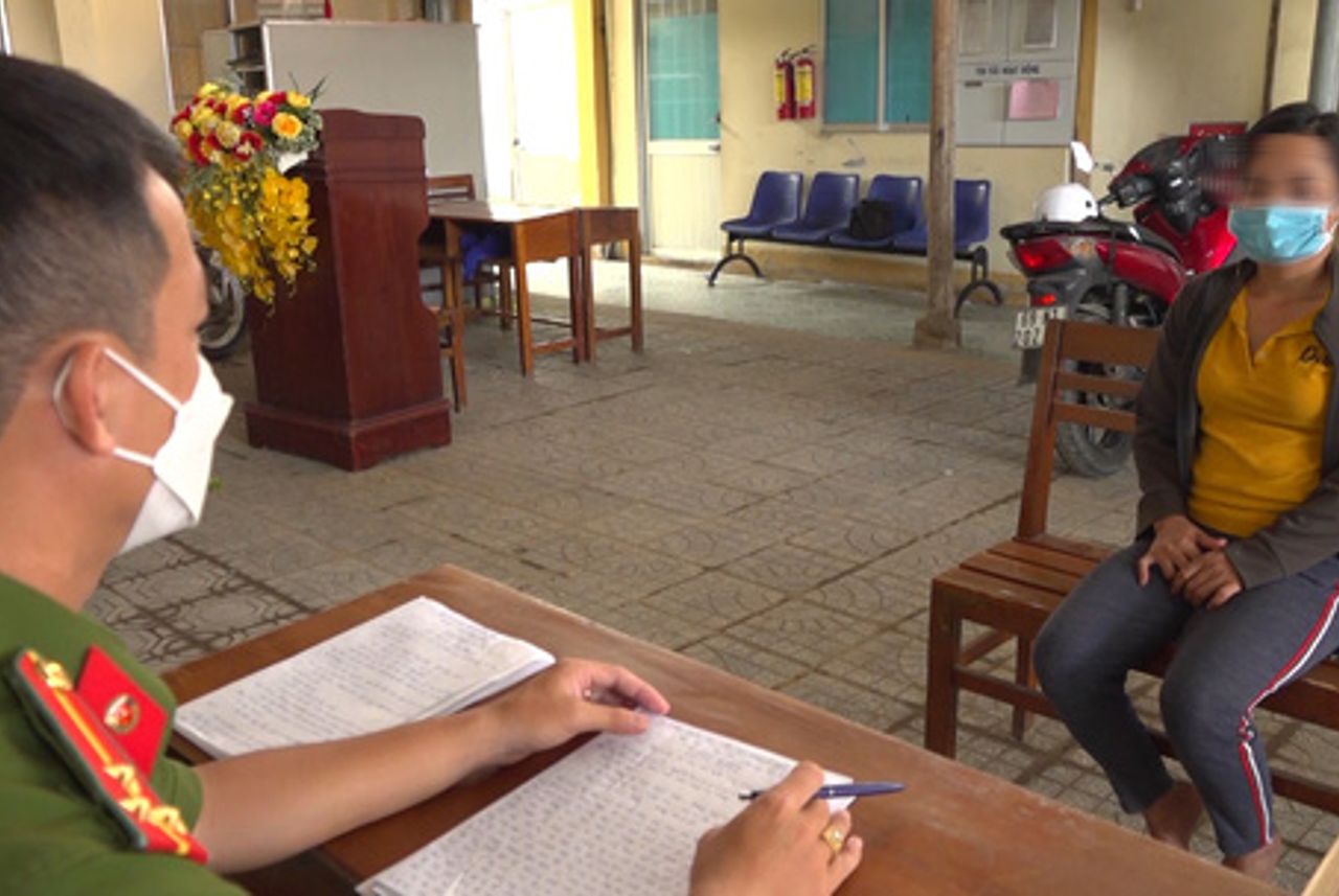 Khởi tố cô ruột hành hạ bé gái 14 tuổi ở Cà Mau