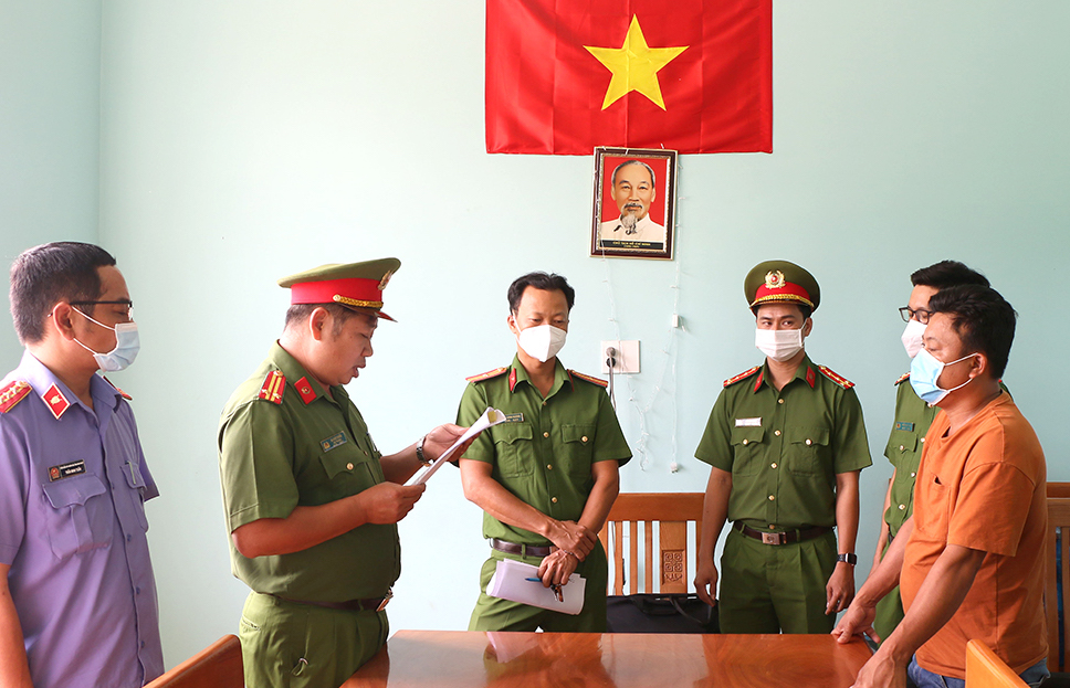 Bắt tạm giam giám đốc công ty buôn lậu hơn 3.000 tấn hạt điều