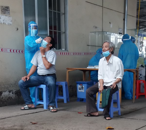 Số ca mắc tăng cao, Khánh Hòa tiếp tục hướng dẫn lấy mẫu xét nghiệm Covid-19